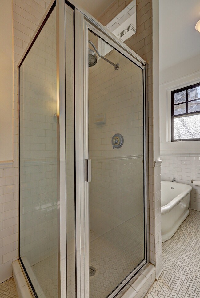 Bath Rain Shower - 75 17th St NE