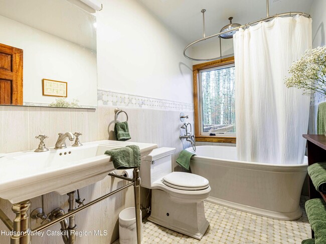 Building Photo - 10 Purdy Hollow Rd