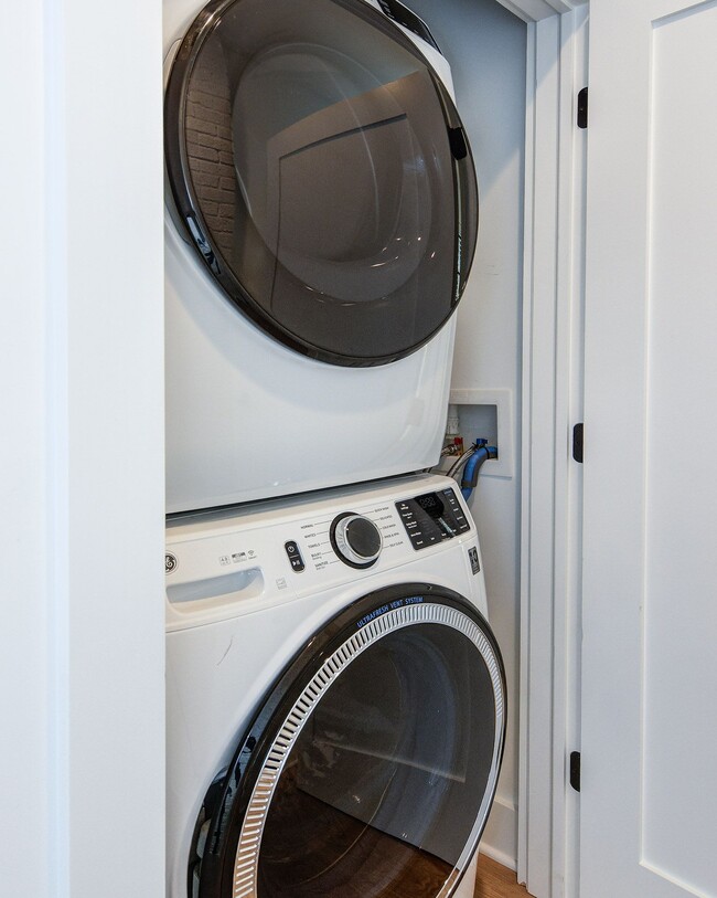 Building Photo - 20 E Redman Ave