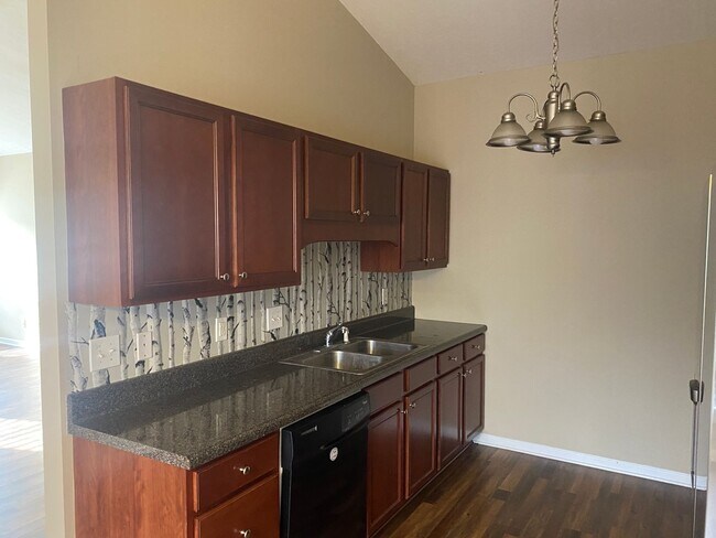 Building Photo - 2 bed, 2 bath, 2 car garage ranch style townhouse in N. Knoxville