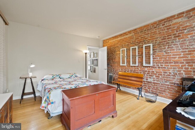 Building Photo - 1126 G St NE
