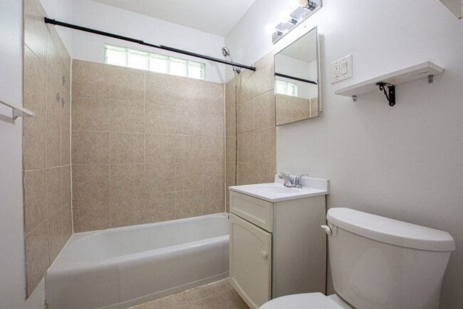 Building Photo - 2 Bedroom / 1 Bath Duplex with Private Basement and Washer/Dryer!