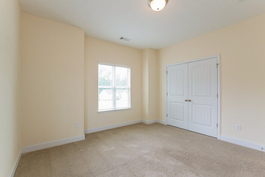 Building Photo - 121 Spring View Branch