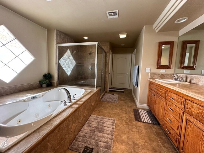 Building Photo - Spacious 5-bedroom, 3-bathroom short-term ...