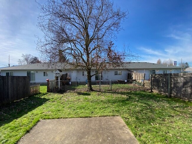 Building Photo - Duplex Close To Downtown!