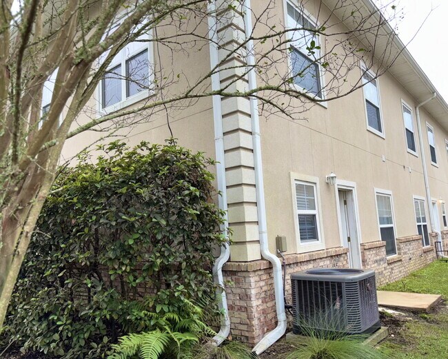 Building Photo - "Spacious 4-Bed Townhouse in Fort Walton B...