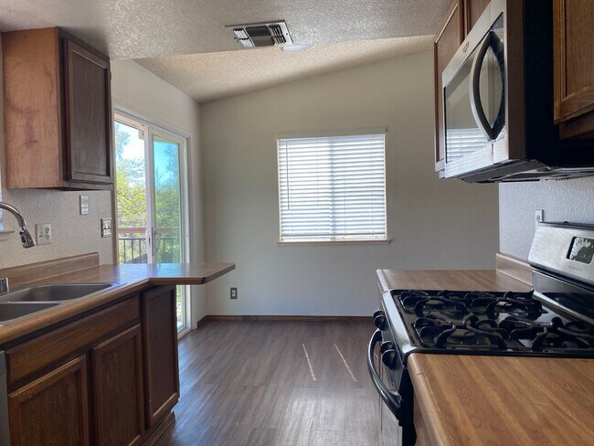 Building Photo - Upcoming vacancy!  Well maintained home on...