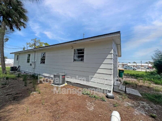 Building Photo - 3200 Placida Rd