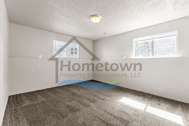 Building Photo - Large 4 Bedroom 2 Bathroom Home with Off S...