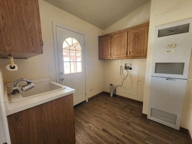 Building Photo - Family Home on 4 acres close to schools