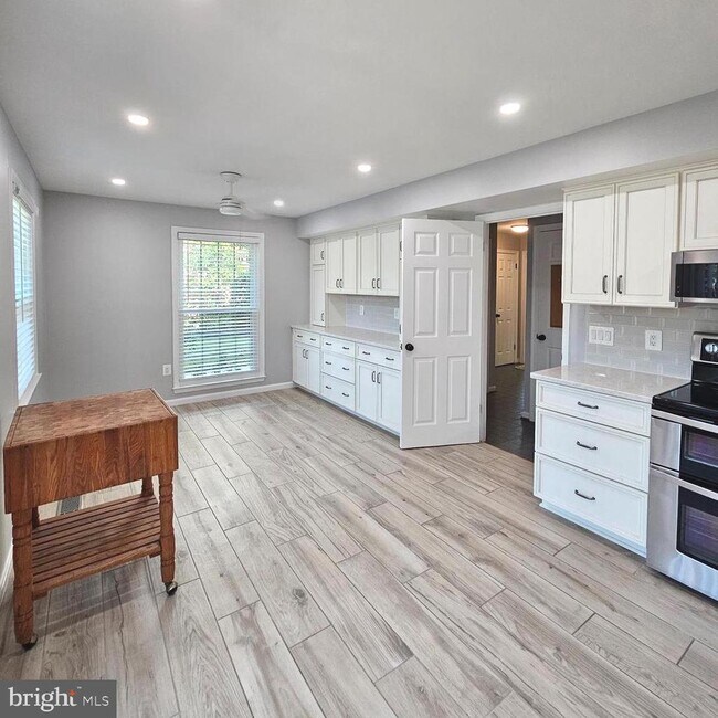 Building Photo - 7034 Bradwood Ct