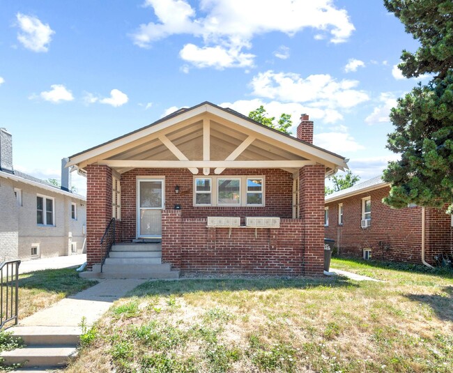 Building Photo - Craftsman brick Highlands home with fenced...