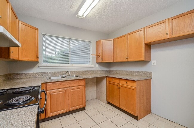 Building Photo - Property available in Old River Manor