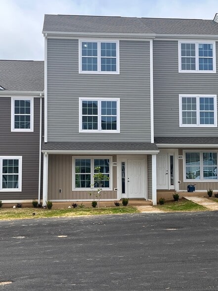 Building Photo - 375-395 Skylar Dr