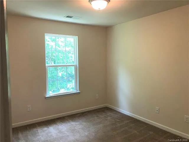 Building Photo - 2501 Silverthorn Dr
