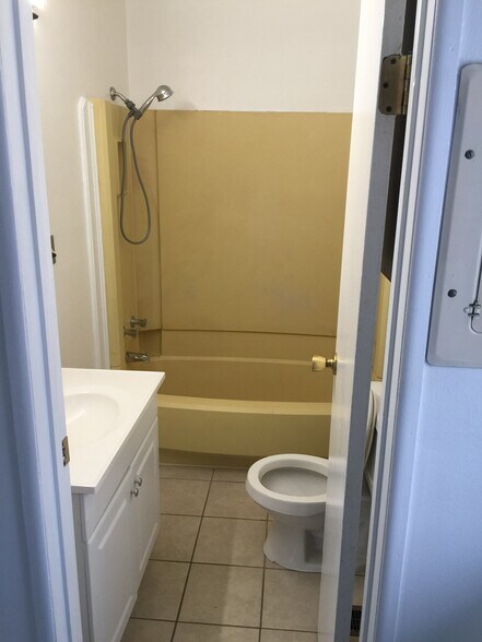 Bath - 2604 Tremont St