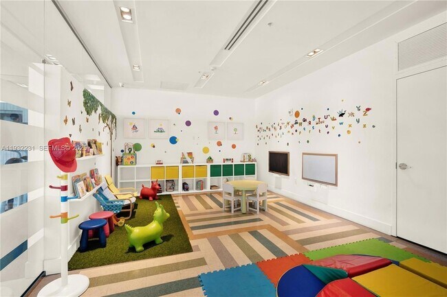 Building Photo - 1600 SW 1st Ave