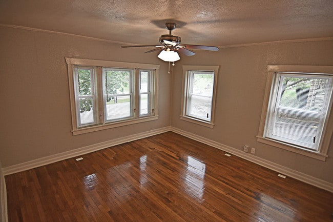 Building Photo - 4201 Kenwood Ave