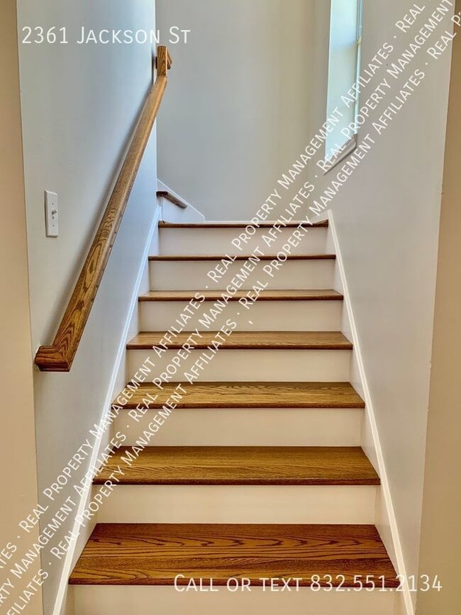 Building Photo - Middle Stunner