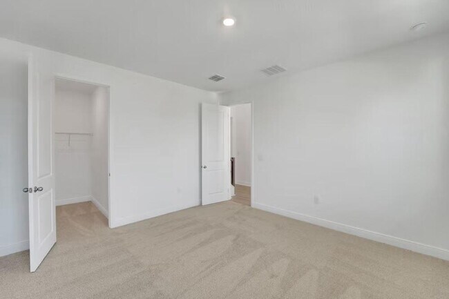 Building Photo - "Spacious 4-Bedroom Gem with 3 Full Baths in Charming Winter Garden!"