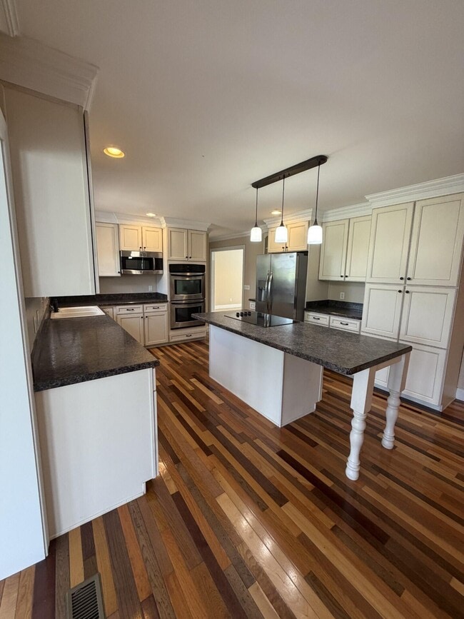 Building Photo - 110 Pineur Rd