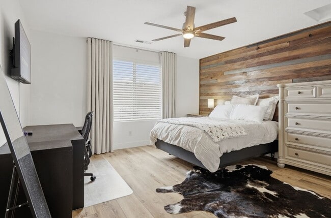 Building Photo - FULLY FURNISHED 3 Bed/2.5 Bath Home!