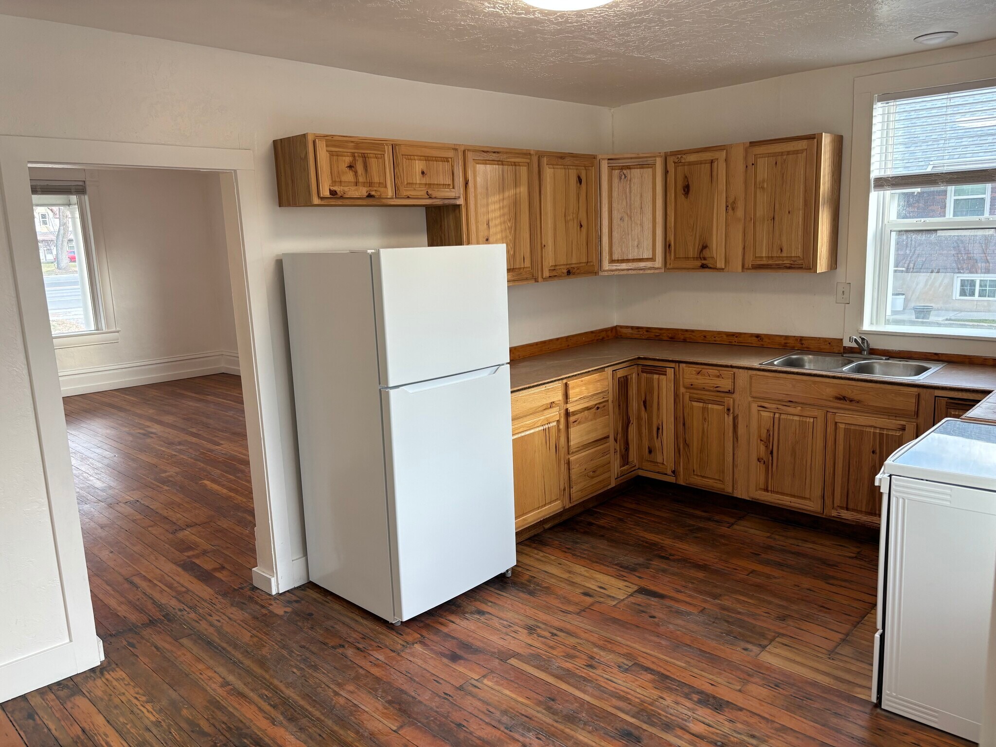 Building Photo - 245 N Main St