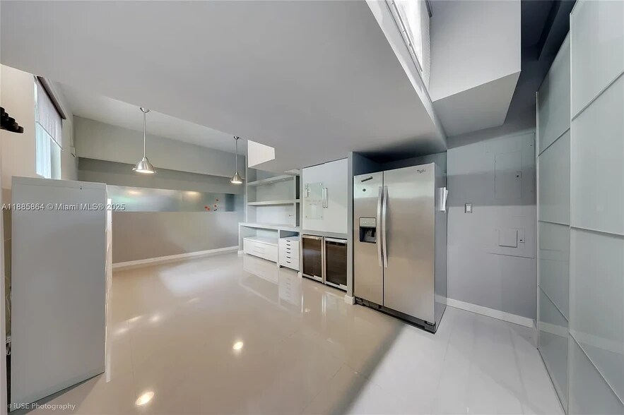 Building Photo - 850 N Venetian Dr