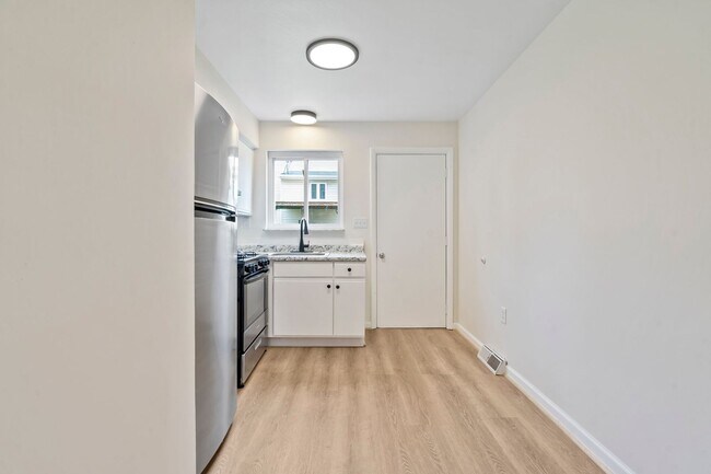 Building Photo - Newly renovated 2 Bed, 1 Bath w/ Bonus Room, Central AC, Laundry - Available October 1st!