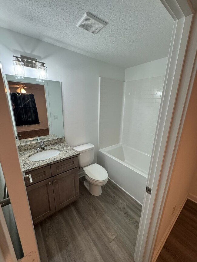 Building Photo - 2 Bedroom, 2 Bath, 1 car Garage home for rent