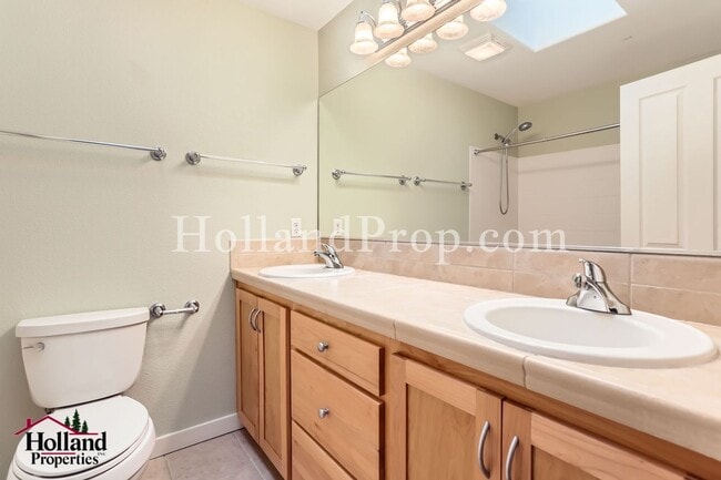 Building Photo - Bright & Spacious 3-Bedroom Townhome in a Prime Location!