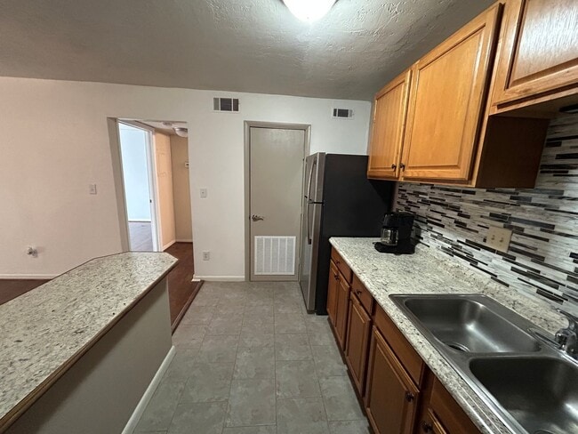 Building Photo - Walk to Campus from your Downstairs Flat