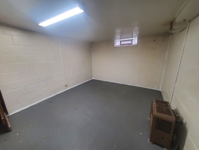 Building Photo - 3 Bedroom Single Family