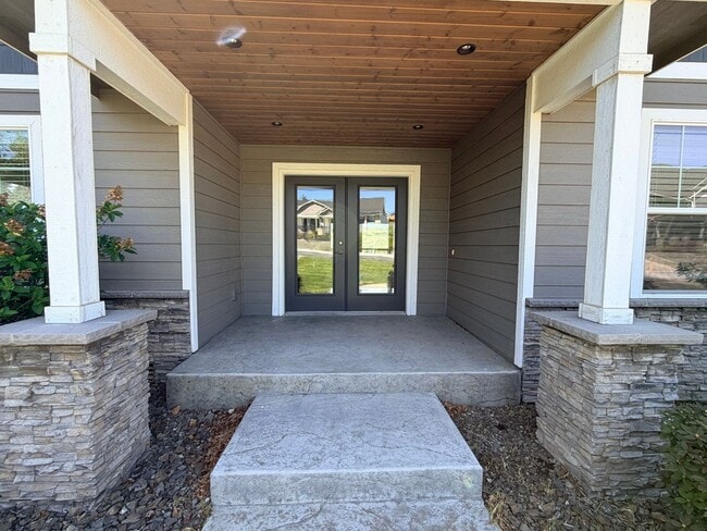 Building Photo - Luxury, golf course living with VIEWS! 3+ bed, 3 bath, three car garage and so much more!