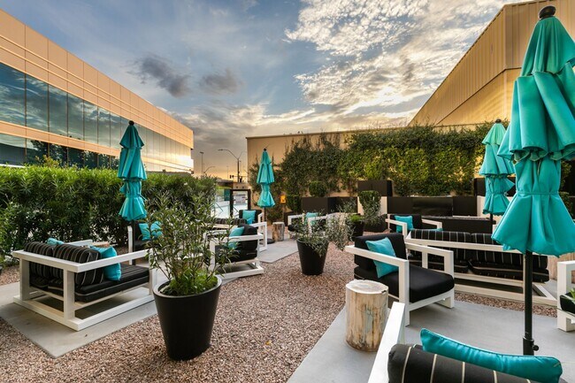 Building Photo - 4471 Dean Martin Dr
