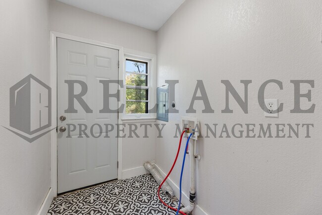 Building Photo - 653 Harding St