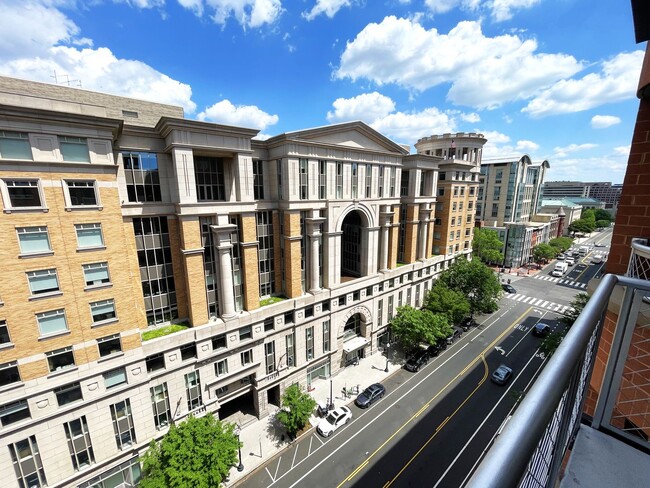 Building Photo - Luxurious living in Penn Quarter