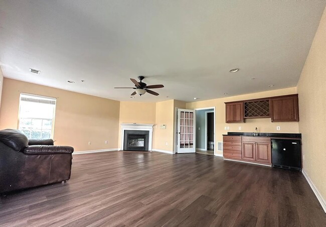 Building Photo - 1901 Blue Heron Dr