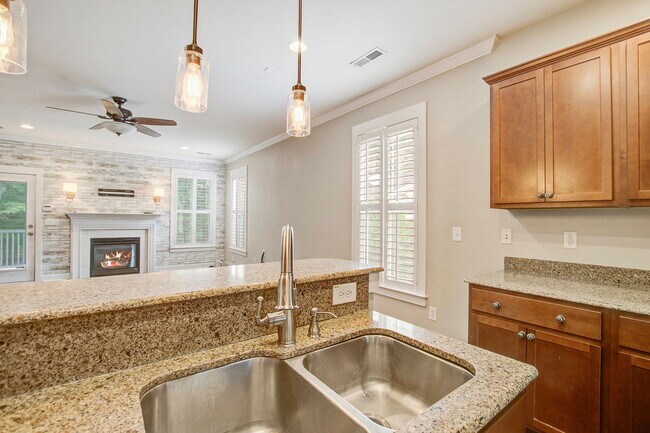 Building Photo - 1811 Luna Ct