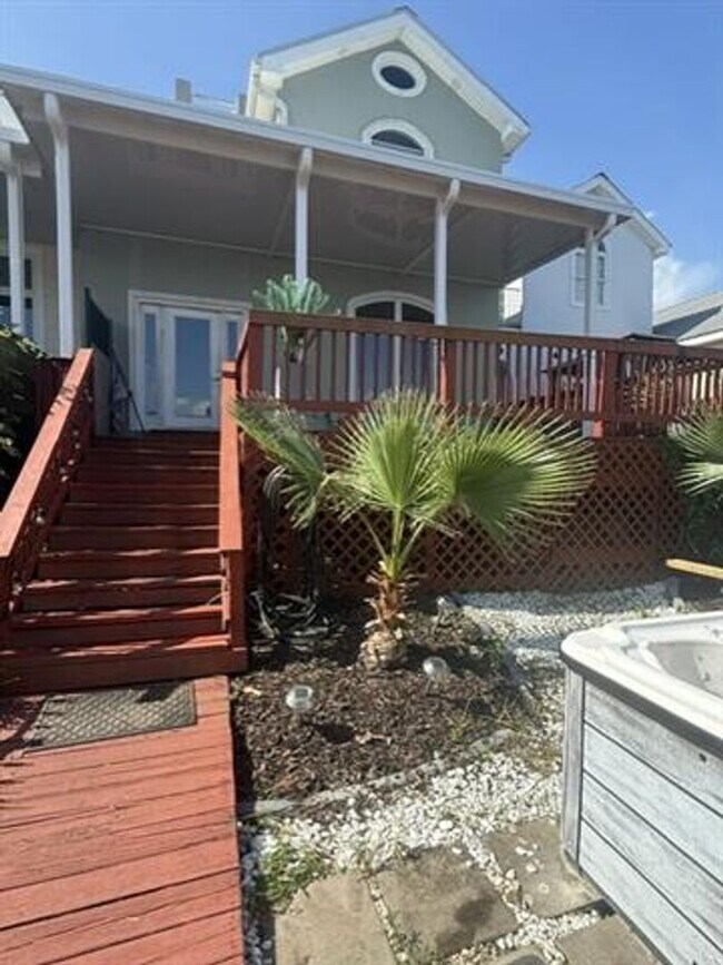Building Photo - Beautiful and Spacious townhome in gated Clipper Estates. Three bedrooms, each with a private bat...