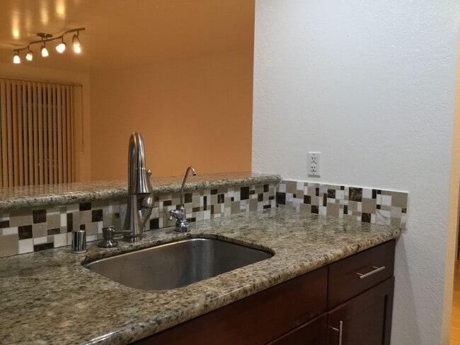 Building Photo - CUTE REDMOND CONDO NEAR MICROSOFT!