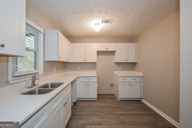 Building Photo - 5720 Twain Dr