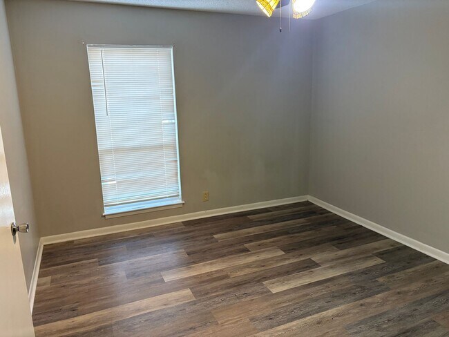 Building Photo - 515 Basswood Ave