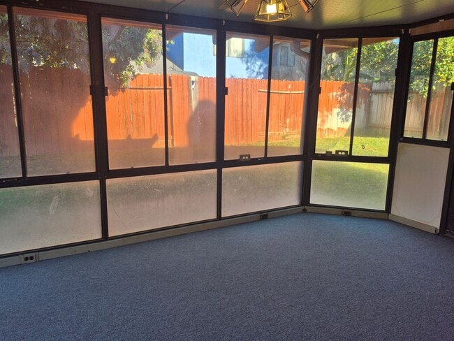 Building Photo - 3 bedroom 2.5 bath home