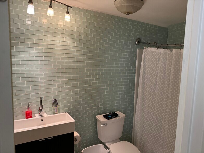 Building Photo - 382 Ocean Ave