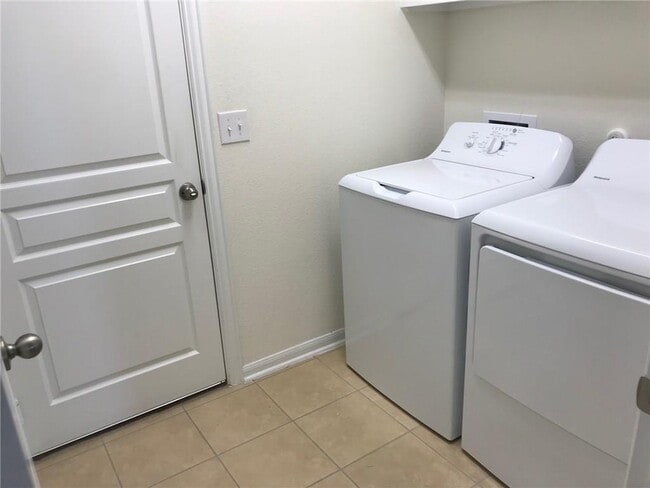 Building Photo - 364 Westminster Dr