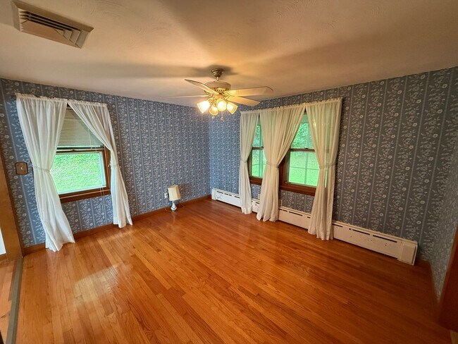 Building Photo - Beautiful 3 Bed, 1 Bath Single Family for Rent in Broad Brook!