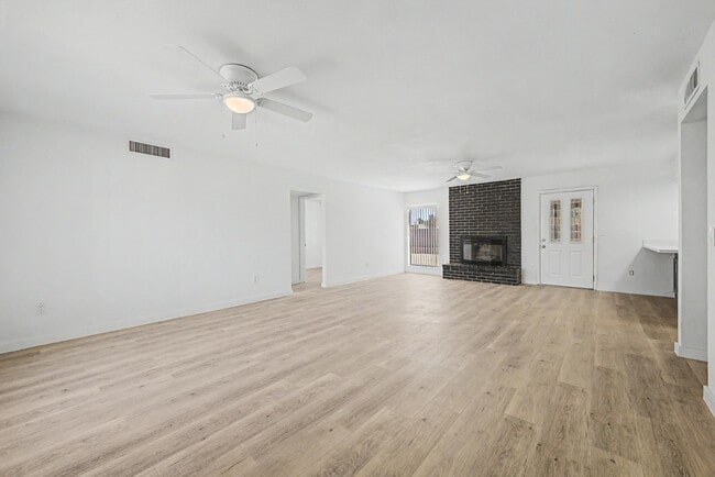 Building Photo - 935 W Santa Cruz Dr