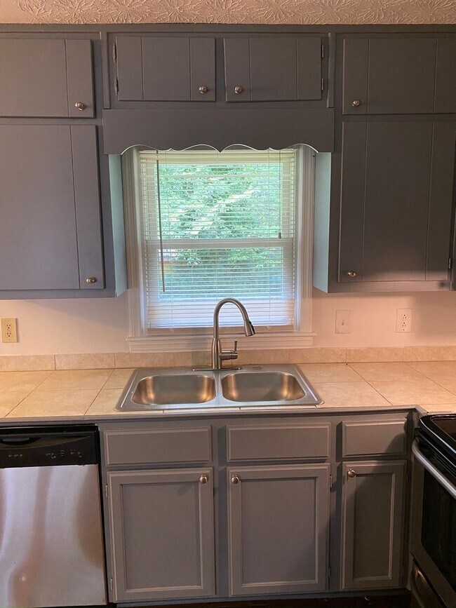 Building Photo - Charming Well Maintained Ranch on Quiet Cul-de-Sac – 3BR/2BA Near Downtown Decatur