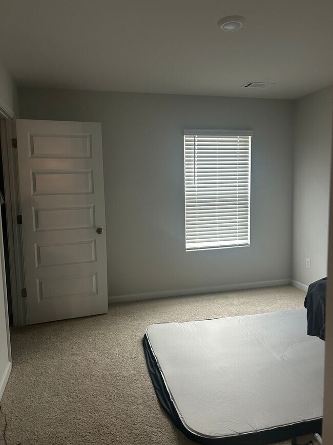 Building Photo - Beautiful 5 bedroom 2.5 bathroom new construction home